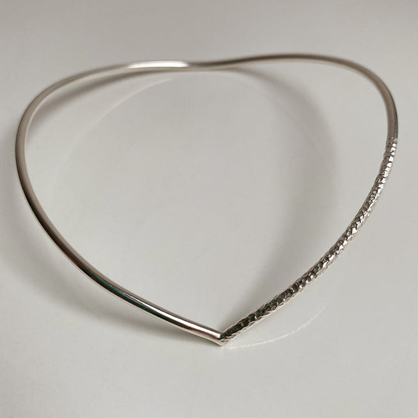 The Cicee Wishbone Bangle, Contrast detail