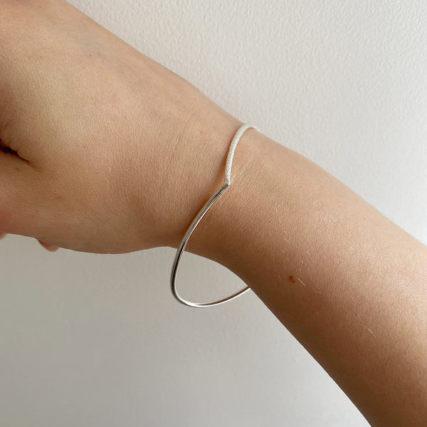 The Cicee Wishbone Bangle, Contrast detail